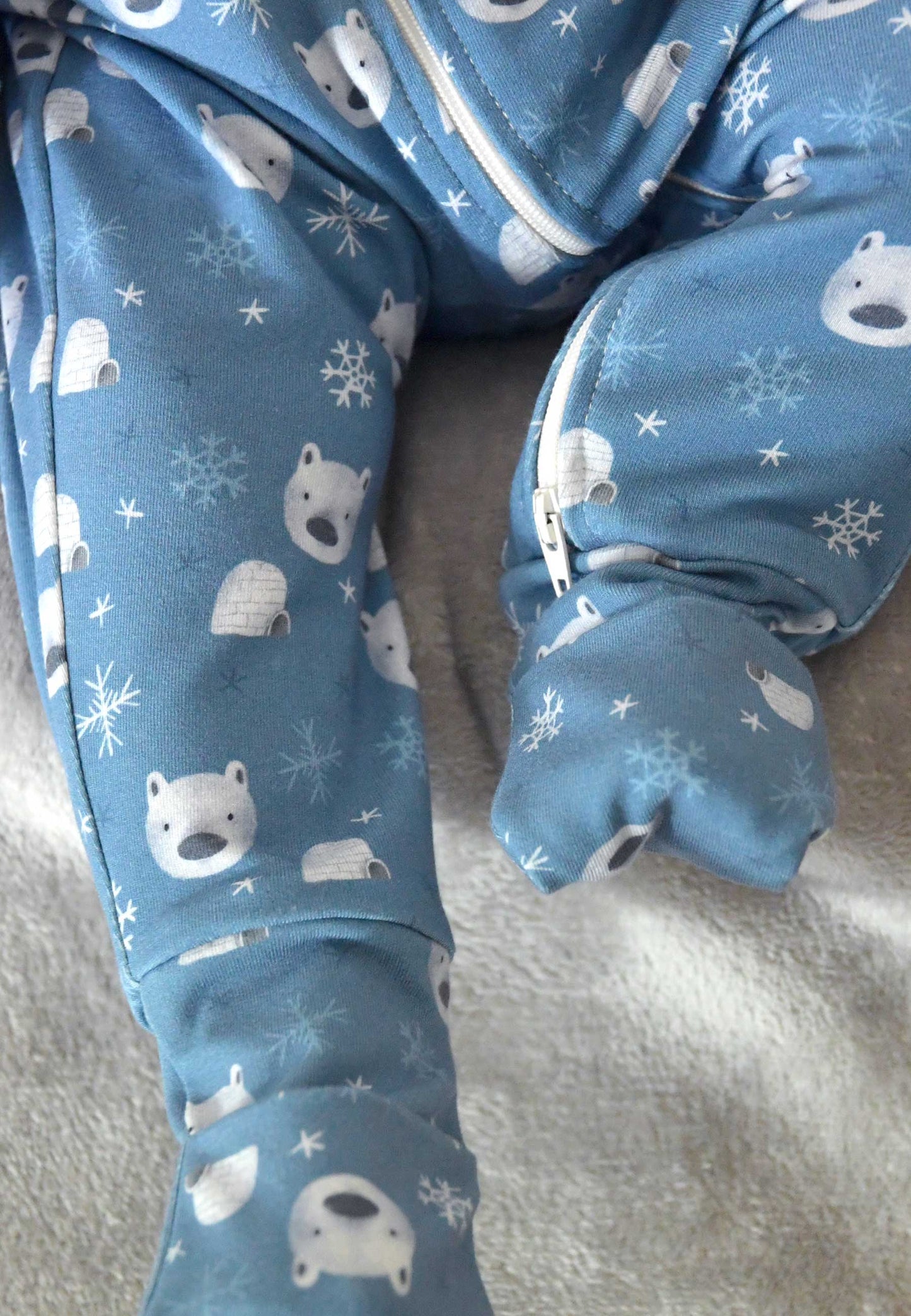 Tutina con zip in bambù - Orso polare - Palloncino blu